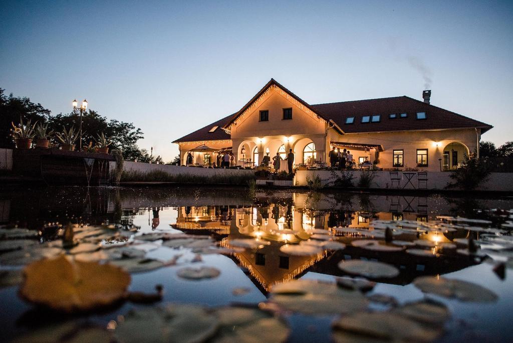 Deak Udvarhaz Hotel Kakucs Exterior photo